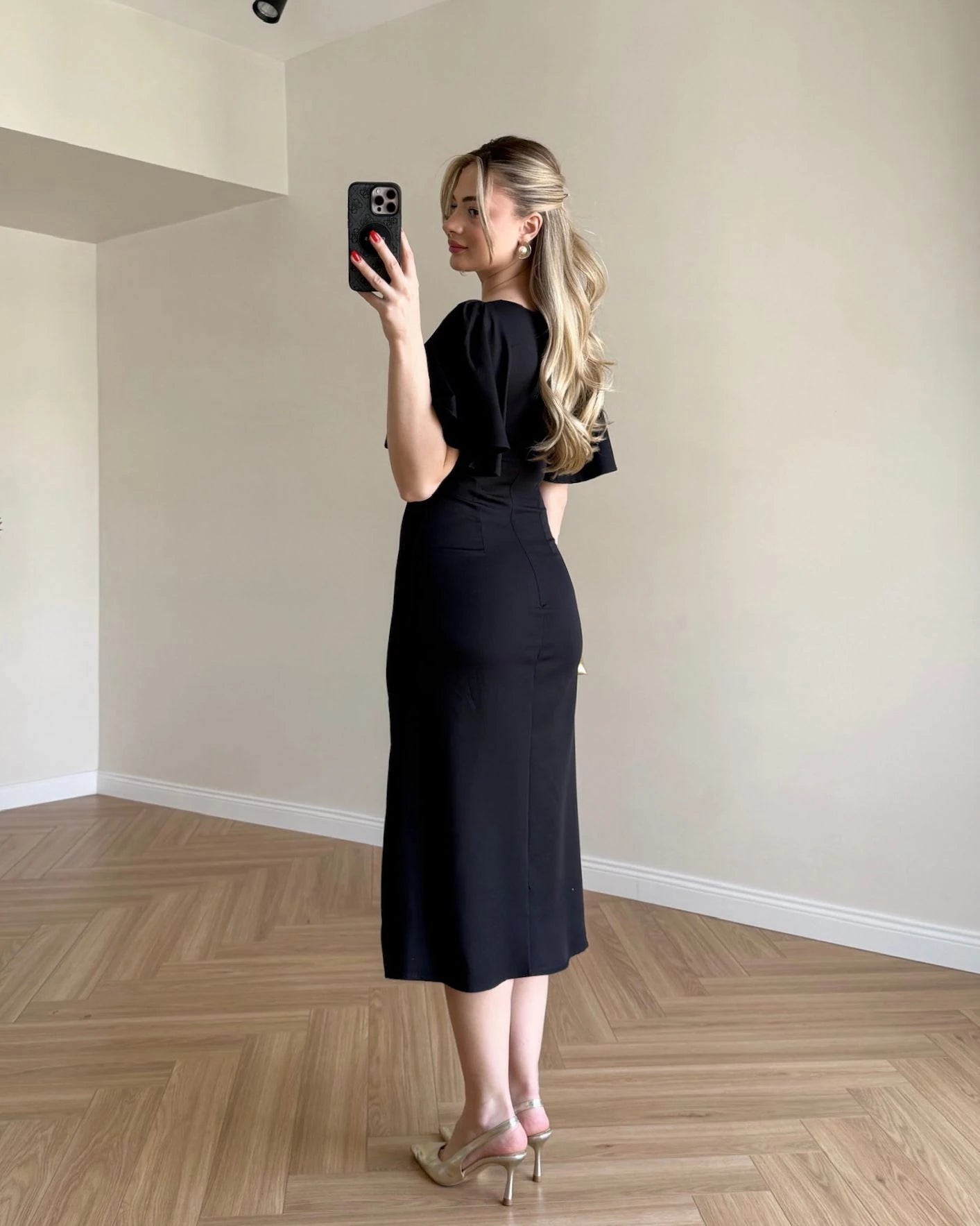 Önden Yırtmaçlı Kol Volanlı Elbise - Siyah