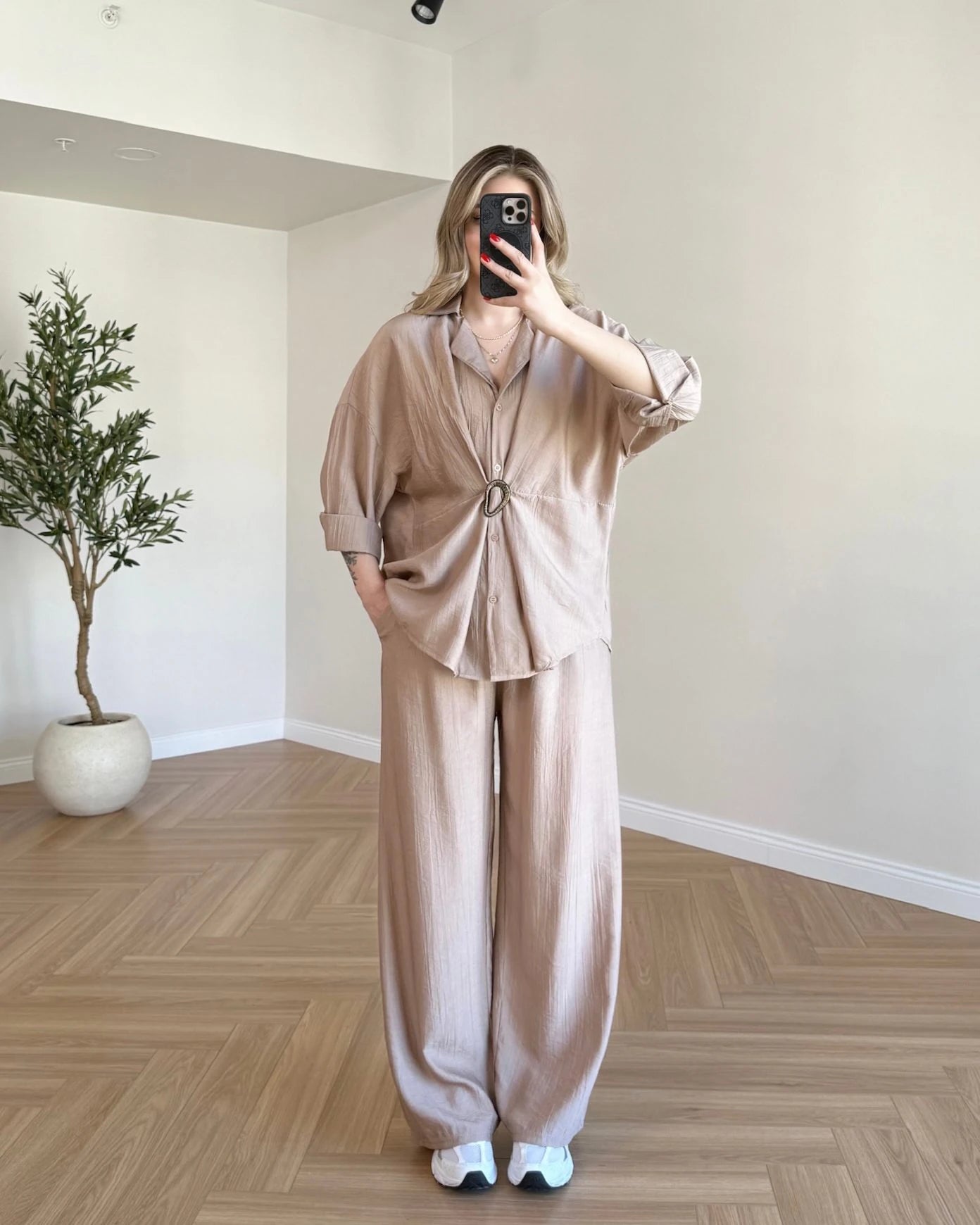 Broş Detaylı Gömlek Pantolon Takım - Bej