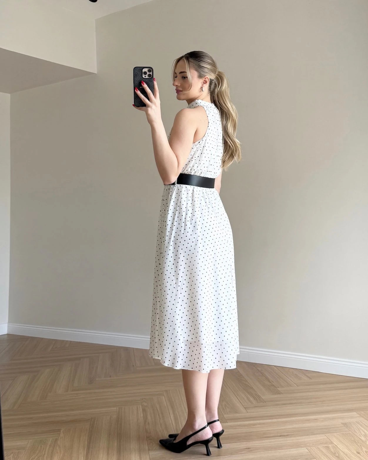 Halter Yaka Puantiyeli Şifon Elbise - Beyaz
