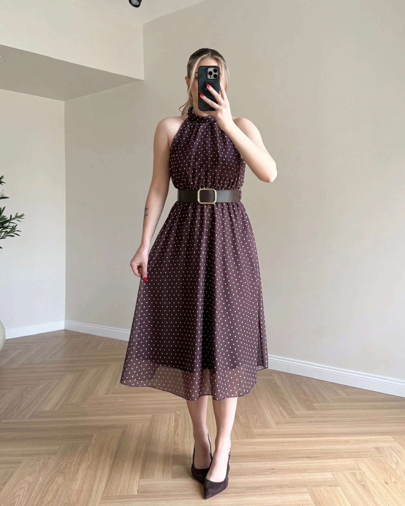 Halter Yaka Puantiyeli Şifon Elbise - Kahve